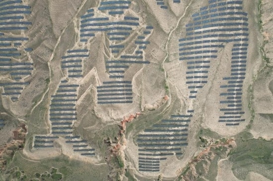 通渭縣10萬千瓦集中式光伏發(fā)電項目。新華社記者 張睿 攝