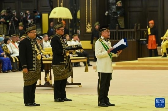  7月20日，馬來西亞總理安瓦爾（右）在吉隆坡出席最高元首登基儀式。新華社發(fā)（馬來西亞新聞局供圖）