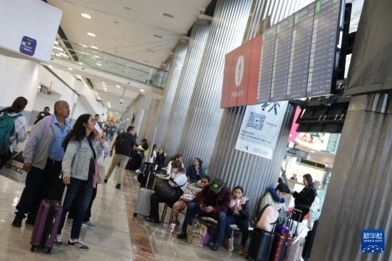 7月19日，在墨西哥首都墨西哥城的貝尼托·華雷斯國際機場，許多航班被延誤或取消，大量旅客在機場等待。新華社發(fā)（弗朗西斯科·卡涅多攝）