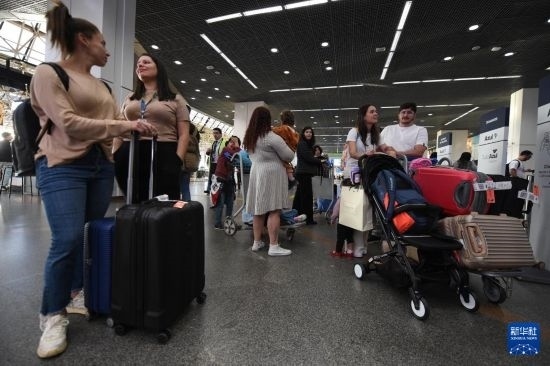 7月19日，受影響航班的旅客在巴西首都巴西利亞機場等待。新華社發(fā)（盧西奧·塔沃拉 攝）