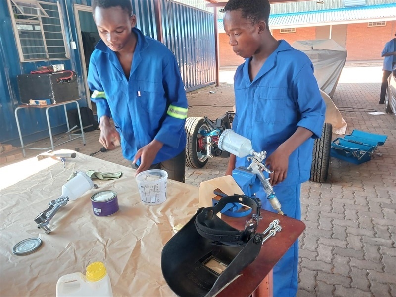 南非學生認真改造“老爺車”。索尚古夫技術(shù)高中供圖