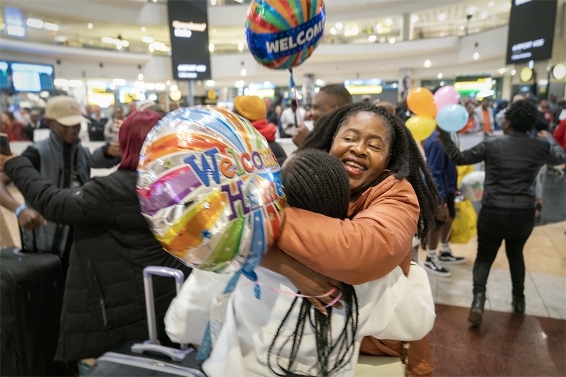 學生與家長相擁歡慶。希拉茲·莫林攝