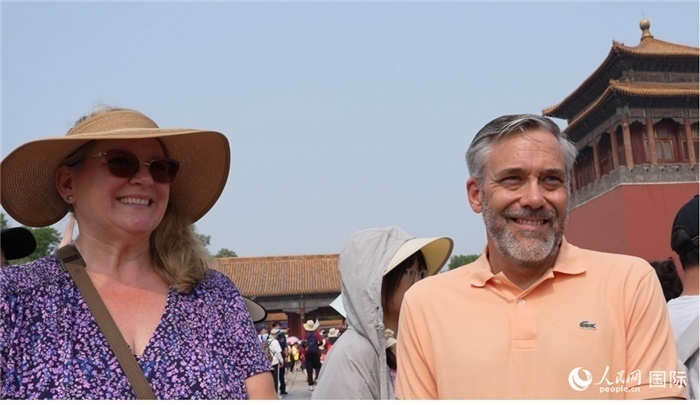 圖為來自美國拉斯維加斯的游客格雷琴·拉森 （Gretchen Larsen）（左）和她的丈夫埃里克·拉森（Eric Larsen）（右）。人民網(wǎng)記者 吳超嵐攝