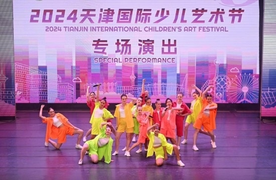 7月22日，來(lái)自俄羅斯的舞蹈團(tuán)演員在藝術(shù)節(jié)上展演。新華社記者 趙子碩 攝