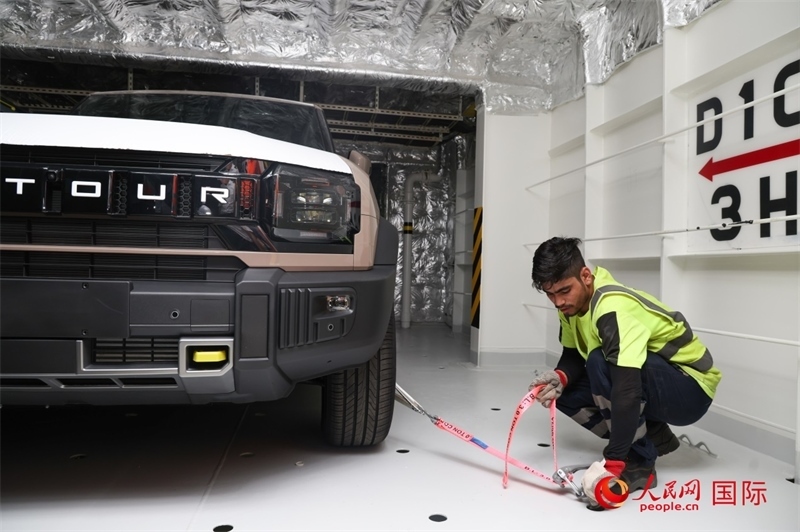 工人正在進(jìn)行卸車(chē)作業(yè)。人民網(wǎng)記者任皓宇攝