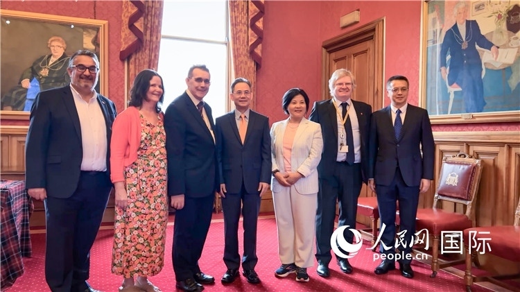 圖為阿伯丁市政廳會見現(xiàn)場。人民網(wǎng) 郭錦標(biāo)攝