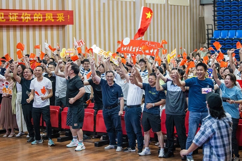 北京時(shí)間7月27日，2024年巴黎奧運(yùn)會(huì)首個(gè)比賽日，在射擊10米氣步槍混合團(tuán)體比賽中，中國(guó)選手黃雨婷/盛李豪獲得金牌。圖為黃雨婷的母校師生們通過(guò)收看奧運(yùn)直播的方式為她加油助威。