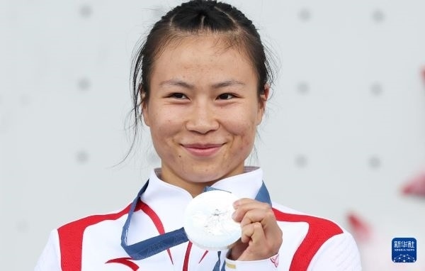 北京時間8月7日，在巴黎奧運會攀巖女子速度賽比賽中，中國選手鄧麗娟獲得銀牌。圖為亞軍中國選手鄧麗娟在頒獎儀式上。新華社記者 高靜 攝