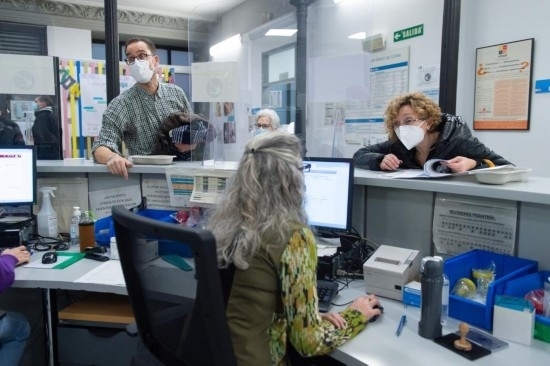 1月15日，人們在西班牙馬德里一家診所內(nèi)就診。新華社發(fā)（古斯塔沃·巴連特攝）