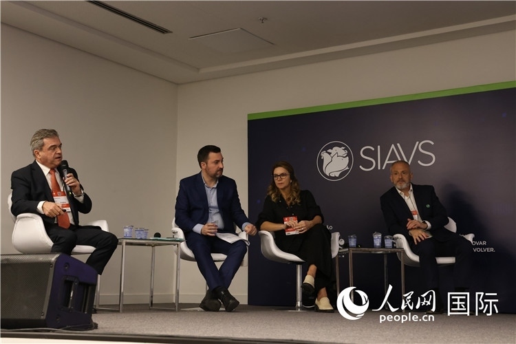 巴西動物蛋白協(xié)會高層管理人員在展覽會舉辦前接受外國記者采訪。 人民網(wǎng)記者 時(shí)元皓攝