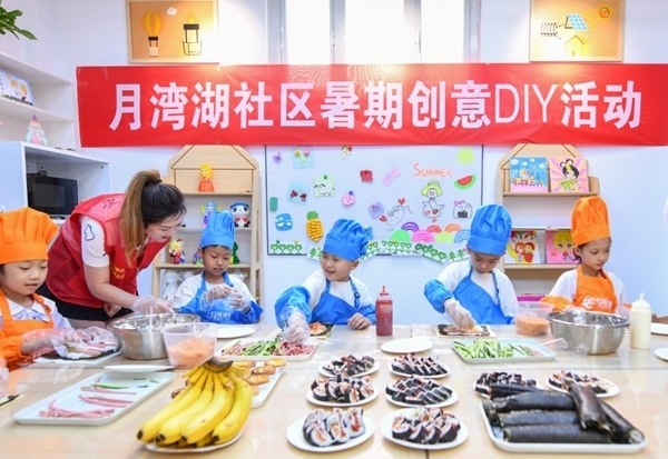 漯河市月灣湖社區(qū)青少年活動室里，志愿者教孩子們做手工。 齊國霞攝