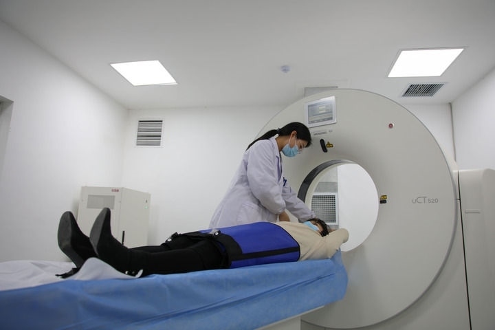 2023年3月2日，安徽省合肥市包河區(qū)煙墩街道社區(qū)衛(wèi)生服務中心的醫(yī)護人員為患者進行CT檢查。 新華社記者 曹力 攝