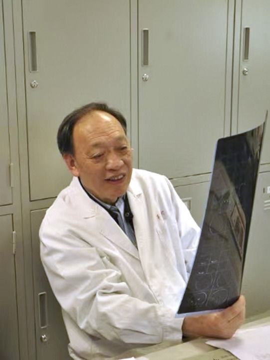 復旦大學附屬華山醫(yī)院感染科終身教授翁心華在工作（資料照片）。 新華社發(fā)