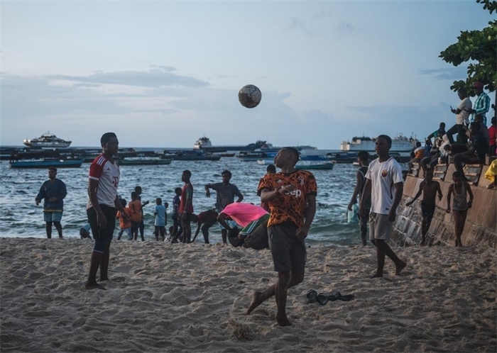 2023年12月31日，人們在坦桑尼亞桑給巴爾島海濱踢球。新華社記者王冠森攝