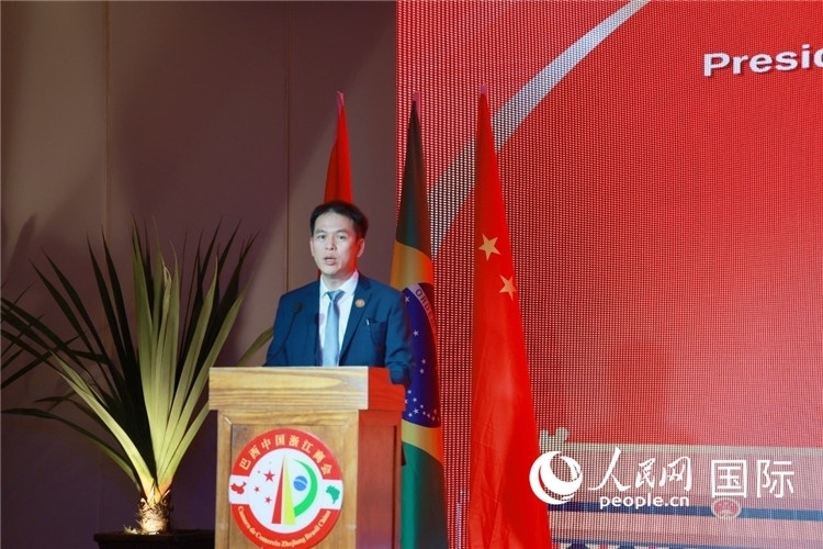 巴西中國浙江商會執(zhí)行會長陳翔廣宣讀賀電。人民網(wǎng)記者 陳海琪攝