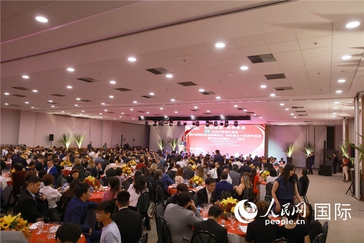 當(dāng)?shù)貢r間8月24日晚，巴西中國浙江商會第六屆理監(jiān)事會就職典禮在里約熱內(nèi)盧舉行。圖為就職典禮現(xiàn)場。人民網(wǎng)記者 陳海琪攝