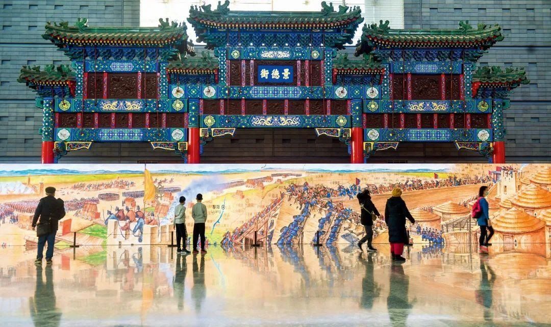 △2022年1月，觀眾在首都博物館參觀“穿越時空的大運河”數(shù)字影像展。