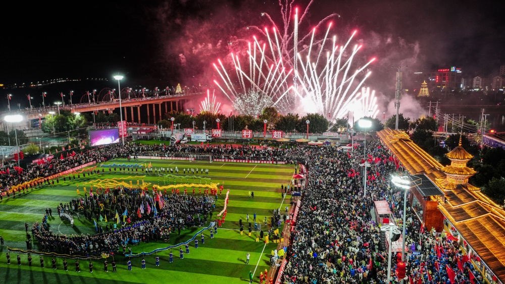 2024全國“村晚”示范展示活動暨貴州“村超村晚”舉行音樂煙花秀表演（無人機照片，2024年2月3日攝）。新華社記者 劉續(xù) 攝