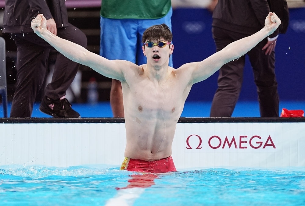 中國選手潘展樂在巴黎奧運會游泳男子100米自由泳決賽后慶祝奪冠及打破世界紀錄（2024年7月31日攝）。新華社記者 杜宇 攝