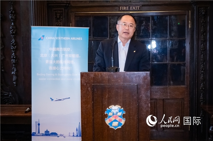 圖為中國駐倫敦旅游辦事處主任張力致辭。人民網(wǎng) 郭錦標(biāo)攝