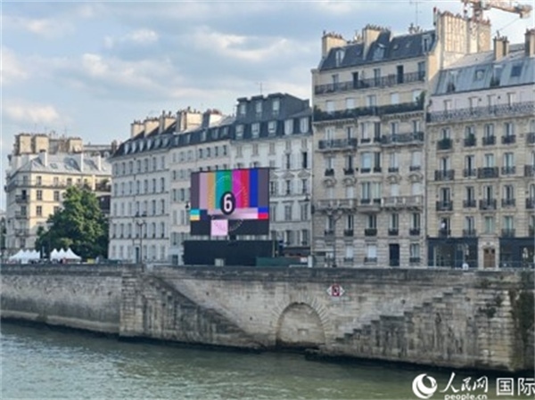 奧運會開幕式，安置在塞納河兩岸的大屏幕。人民網(wǎng)記者 何蒨攝