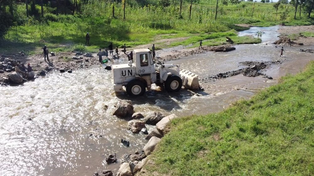 2023年6月7日，在剛果（金）南基伍省卡萊亥地區(qū)，中國第26批赴剛果（金）維和工兵分隊官兵進行施工作業(yè)。