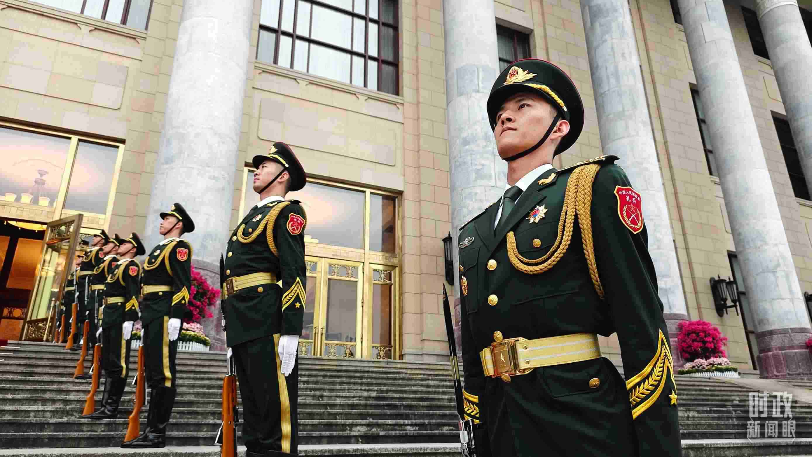  △人民大會(huì)堂外，禮兵列隊(duì)歡迎外國領(lǐng)導(dǎo)人。（總臺(tái)央視記者韓銳拍攝）