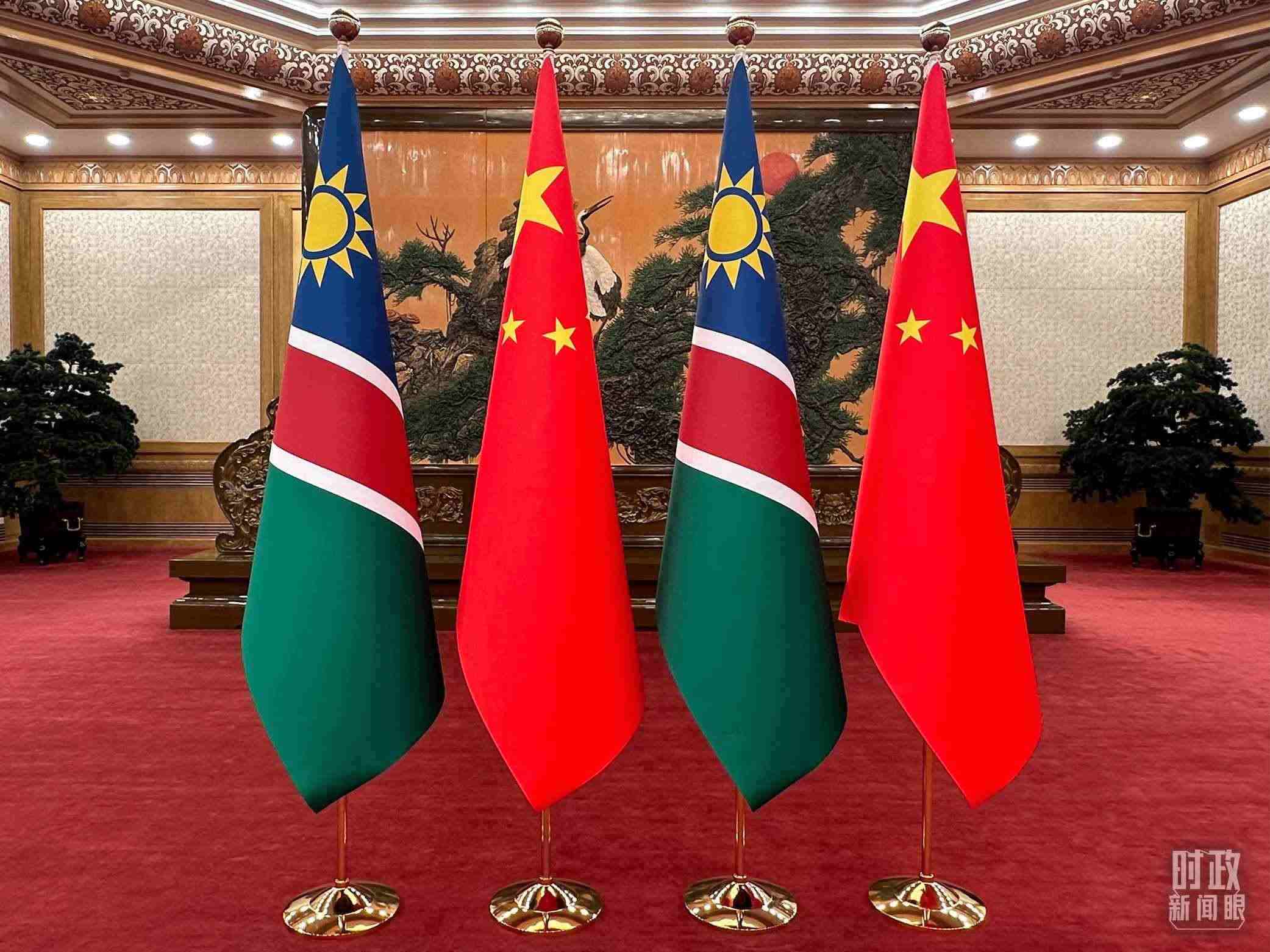  △雙邊會(huì)見現(xiàn)場的中國和納米比亞國旗。（總臺(tái)央視記者范一鳴拍攝）