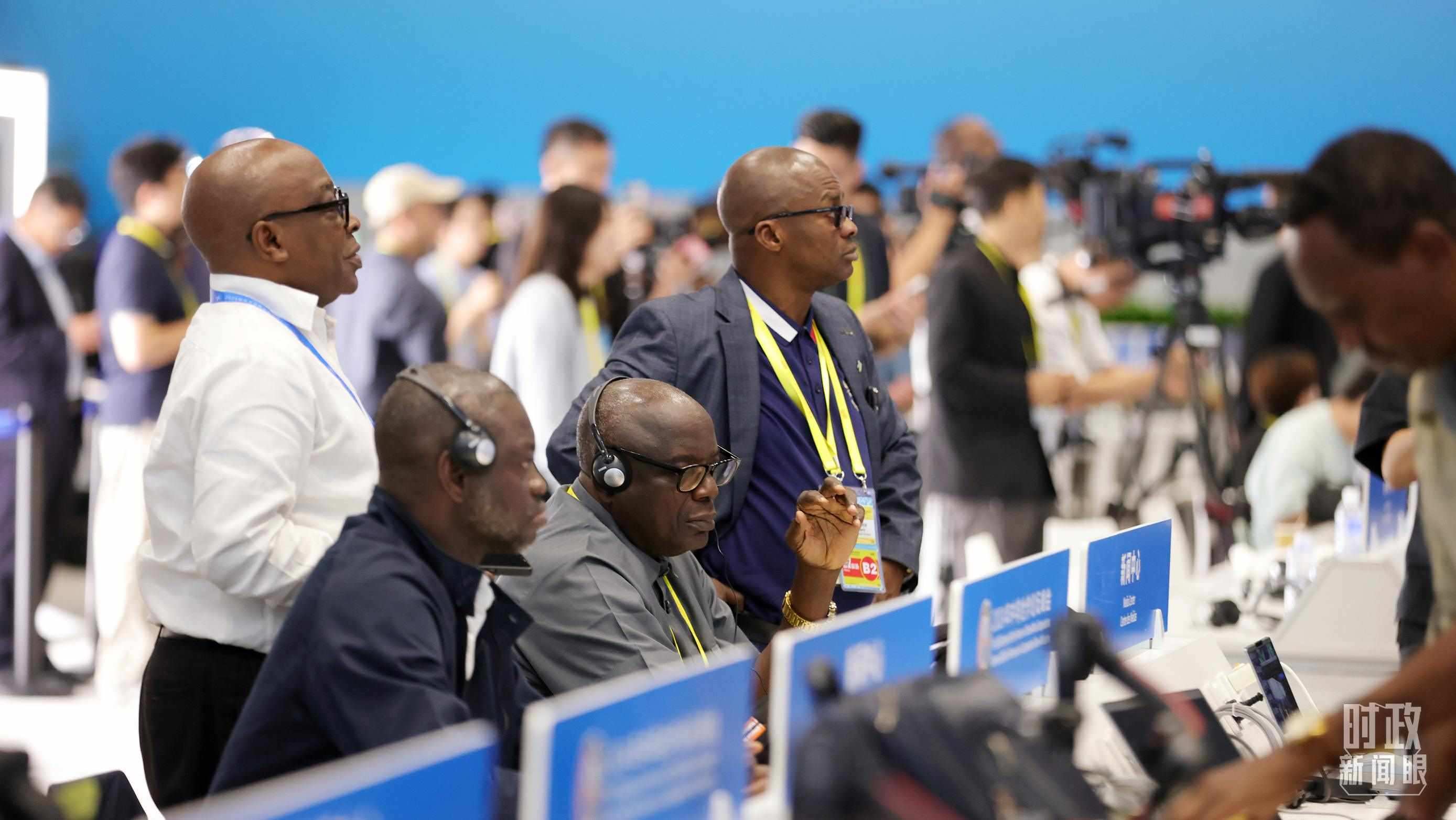  △媒體記者在人民大會(huì)堂和新聞中心參與峰會(huì)報(bào)道。（總臺(tái)央視記者范一鳴、魏幫軍拍攝）