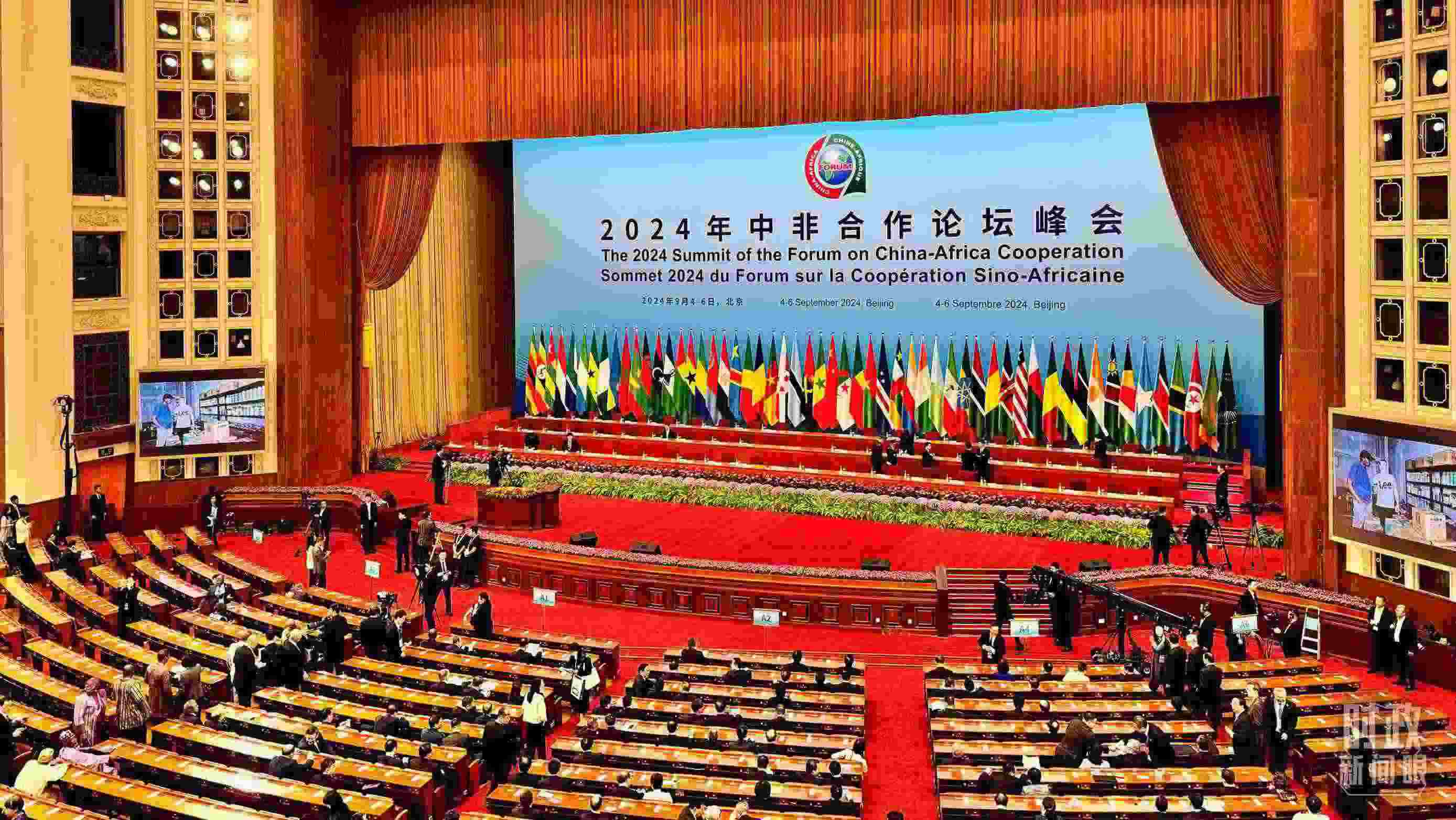  △9月5日上午，中非合作論壇北京峰會(huì)開幕式在北京人民大會(huì)堂舉行。這是開始前的現(xiàn)場。（總臺(tái)央視記者李增仁拍攝）