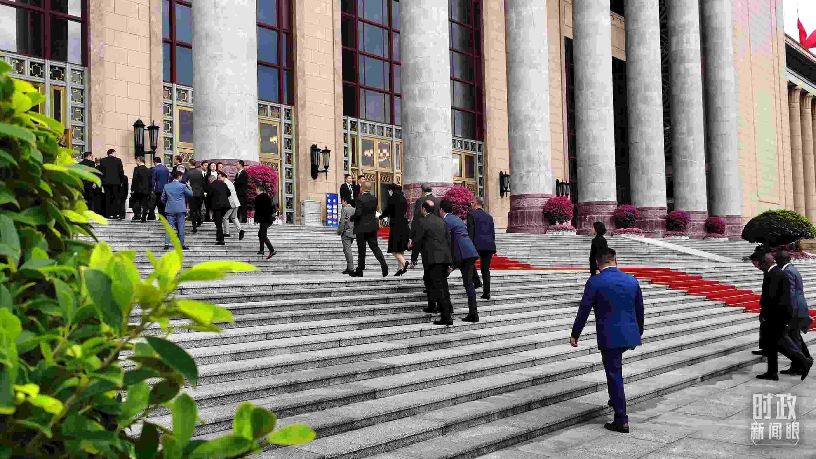  △與會(huì)者正在步入會(huì)場。（總臺(tái)央視記者郭鴻拍攝）