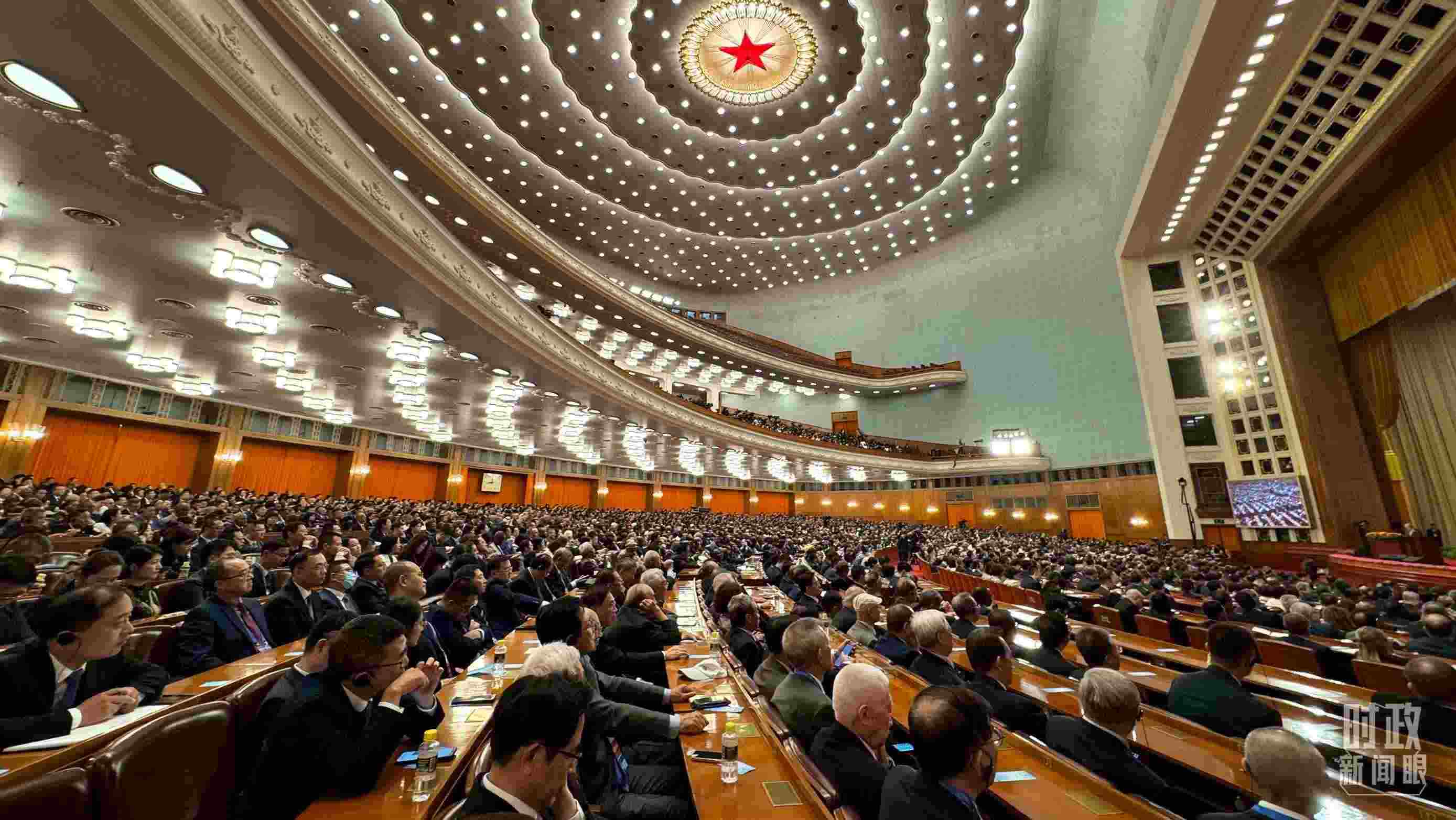  △中非合作論壇非方成員國國家元首、政府首腦、代表團(tuán)團(tuán)長及國際和地區(qū)組織負(fù)責(zé)人等中外各界人士3200余人出席開幕式。（總臺(tái)央視記者蔣碩拍攝）