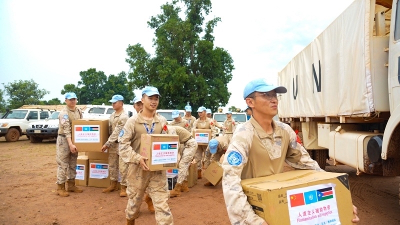 搬運(yùn)援助物資。孫千攝