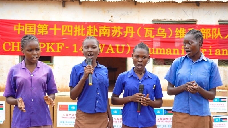 動聽的歌聲歡迎中國官兵。王軍杰攝