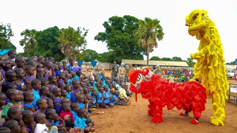 舞獅活動引發(fā)現(xiàn)場熱烈掌聲。謝坤攝