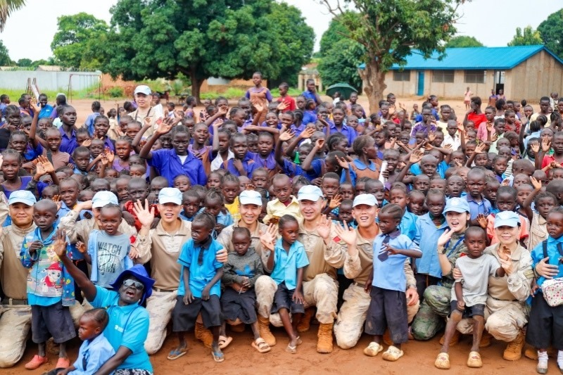 維和官兵與學(xué)生進(jìn)行合影。殷亦豪攝