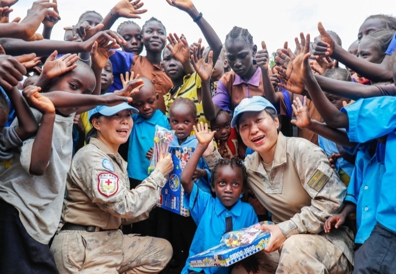 學(xué)生對中國官兵援助表達(dá)感謝。王皓宇攝