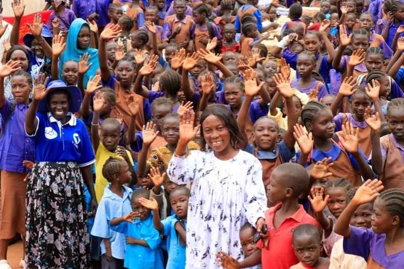 學(xué)校師生送別維和官兵。王軍杰攝