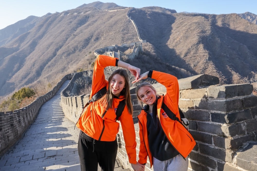 2024年3月20日，美國華盛頓州中學(xué)生代表團(tuán)的成員在北京慕田峪長城留影。新華社記者 殷剛 攝
