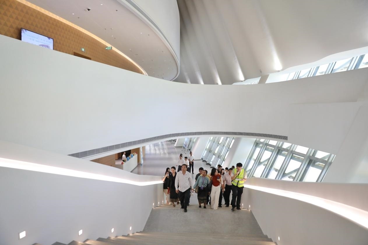 亞洲媒體考察團(tuán)正在上樓?！吨袊?guó)經(jīng)濟(jì)周刊》記者 肖翊攝