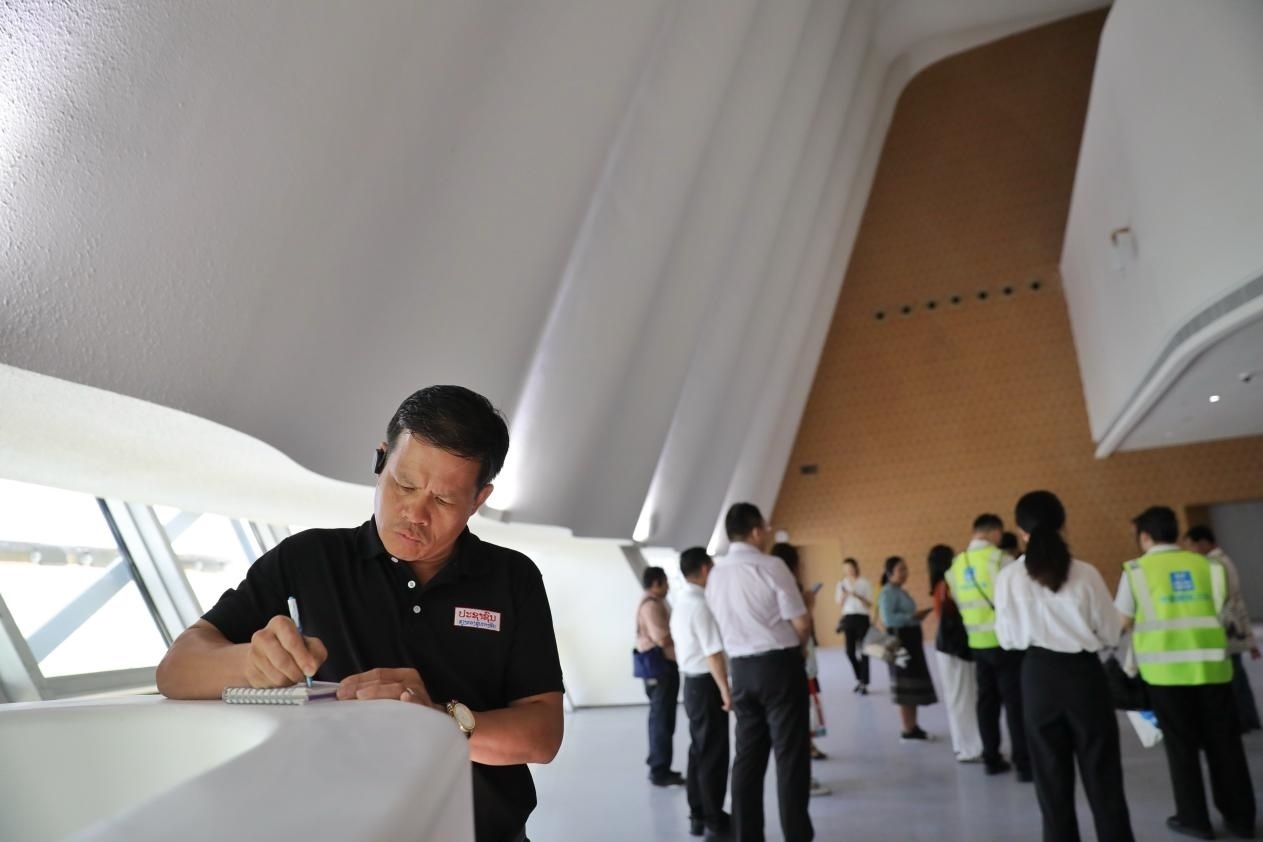 亞洲媒體考察團(tuán)參觀綜合劇場(chǎng)外墻。《中國(guó)經(jīng)濟(jì)周刊》記者 肖翊攝