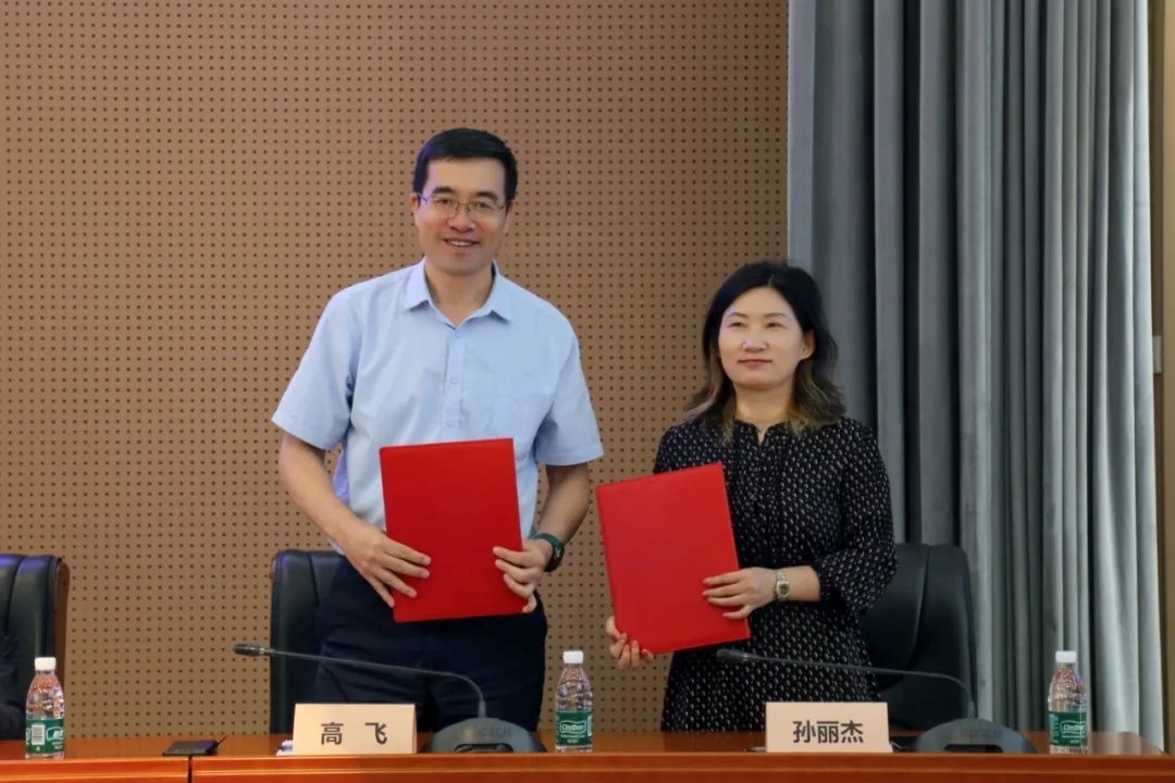 外交學(xué)院副院長高飛與中國國際科學(xué)技術(shù)合作協(xié)會執(zhí)行副會長兼秘書長孫麗杰簽署戰(zhàn)略合作備忘錄并啟動科技外交官搖籃計劃。主辦方供圖