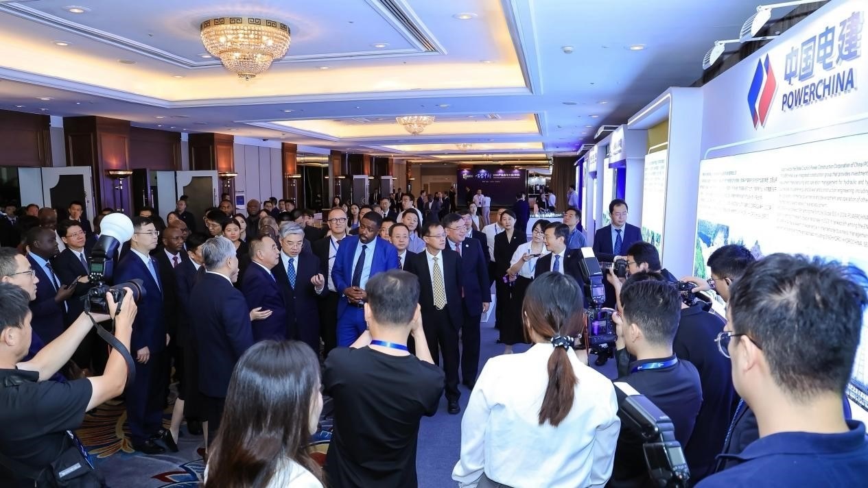 與會嘉賓參觀主題展覽。主辦方供圖