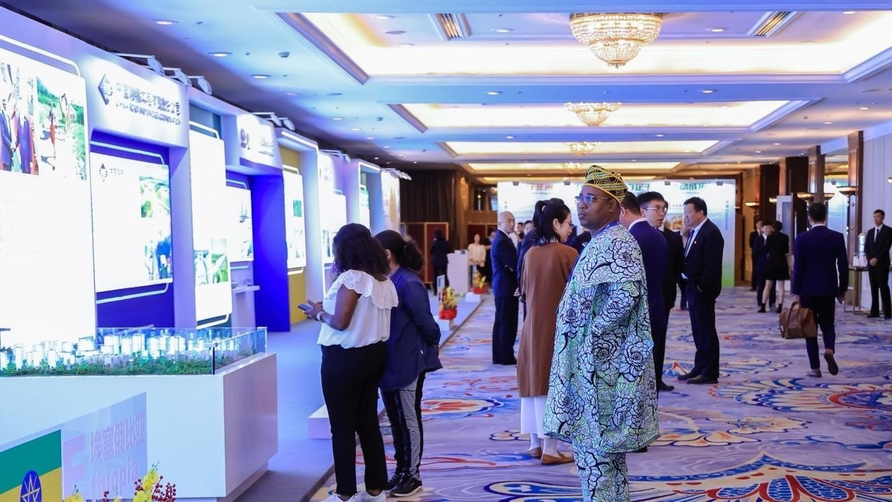與會嘉賓參觀主題展覽。主辦方供圖