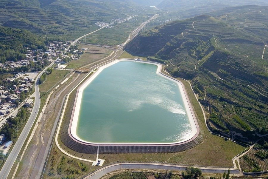 這是在天水市拍攝的已投用的天水城區(qū)引洮供水工程楊家灣調(diào)蓄水池（無人機照片）。新華社記者 范培珅 攝