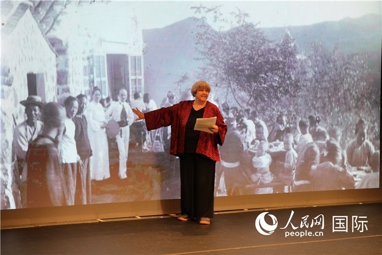 2、美國(guó)“鼓嶺之友”代表穆言靈講述友好故事。 人民網(wǎng)記者 李志偉攝