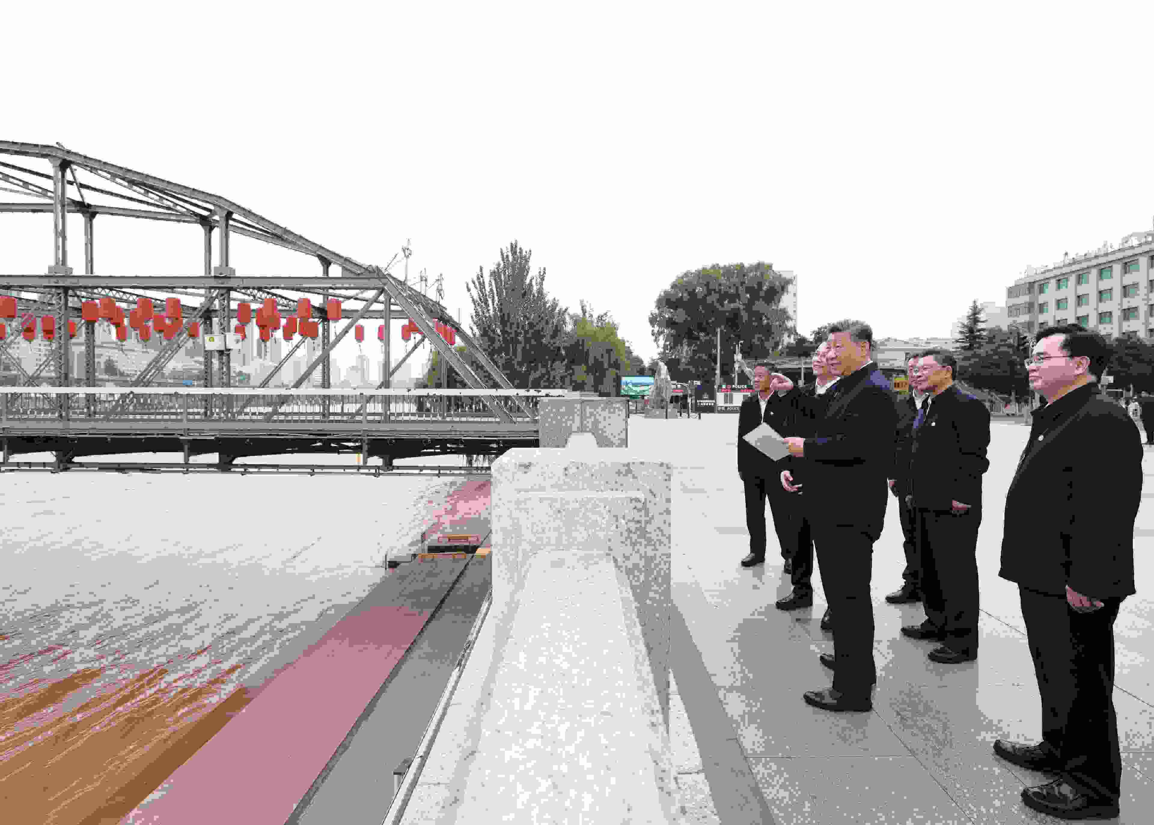 △ 2024年9月11日，習(xí)近平總書記來到甘肅省蘭州市黃河蘭州中山橋段，了解當(dāng)?shù)赝苿?dòng)黃河流域生態(tài)保護(hù)情況。