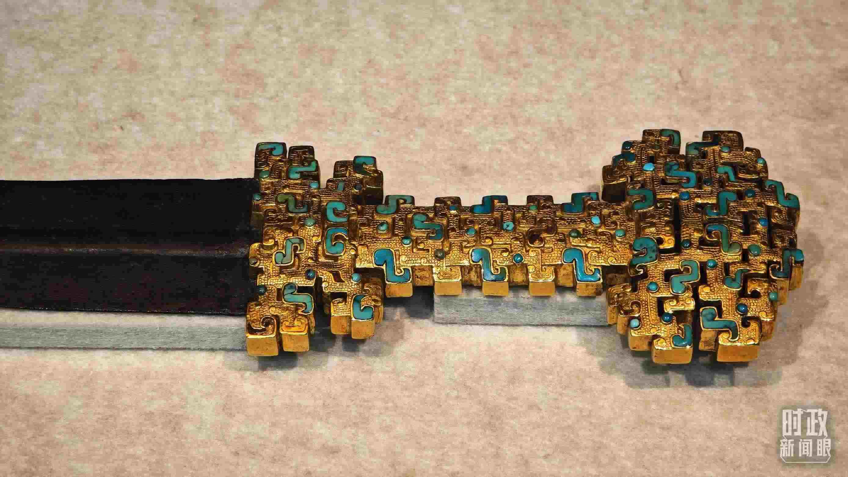 △這是1992年寶雞市益門二號墓出土的金柄鐵劍，劍柄嵌有綠松石。（總臺(tái)央視記者彭漢明拍攝）