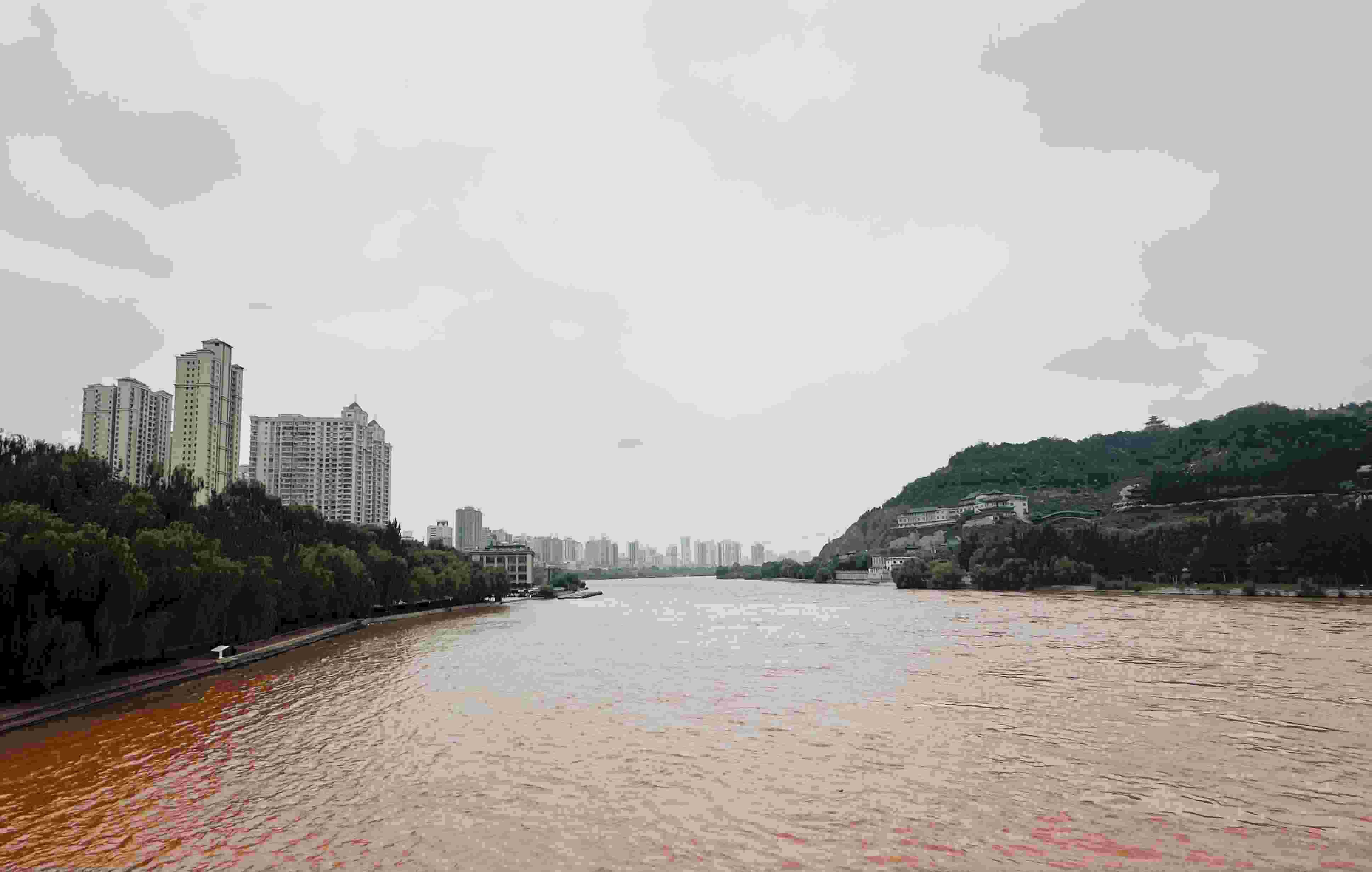 △黃河蘭州段。（總臺(tái)央視記者陸泓宇拍攝）