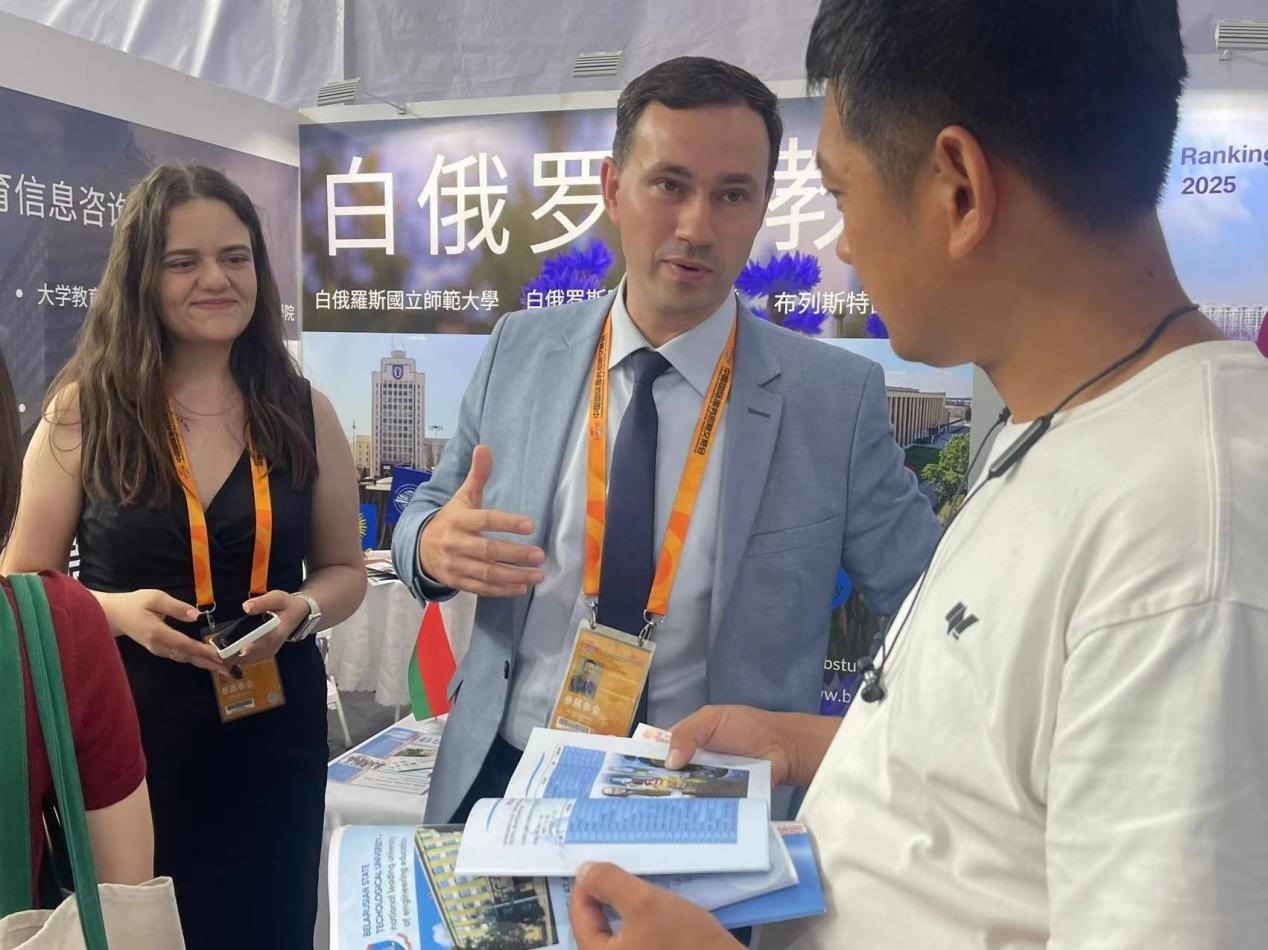 觀眾在展臺(tái)咨詢。人民網(wǎng)記者 何旭攝